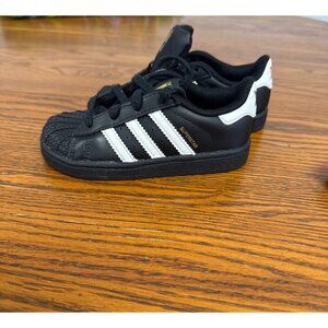 Adidas Superstar Kids Sneakers Black White Stripes Hook Loop Closure, size 8